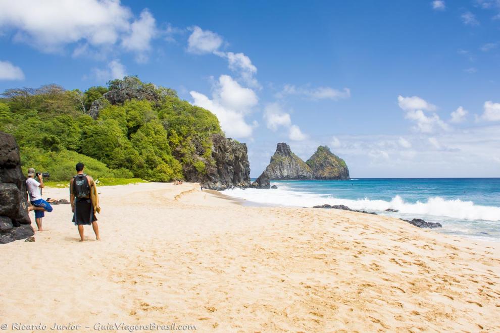 Imagem de um fotógrafo registrando as naturezas da Praia da Cacimba.